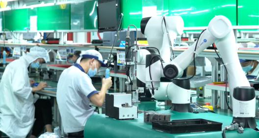 大負載協(xié)作機器人CR20A,人機協(xié)作,車燈鎖附,移動焊接工作站-越疆協(xié)作機器人如何幫助電池生產(chǎn)模式由 “剛” 轉(zhuǎn) “柔” ？